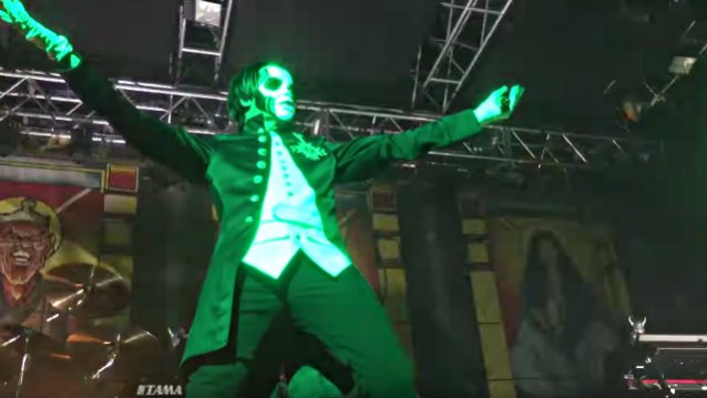 Фан-видео как Papa Emeritus (GHOST) падает со сцены в Лидсе