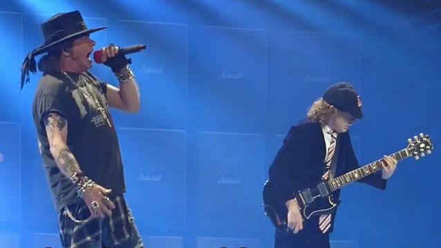 Промоутеров AC/DC оштрафовали за отказ возврата денег за концерт с Axl Rose