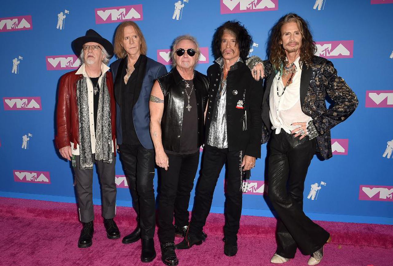Песня Walk This Way группы AEROSMITH была включена в Зал славы Грэмми
