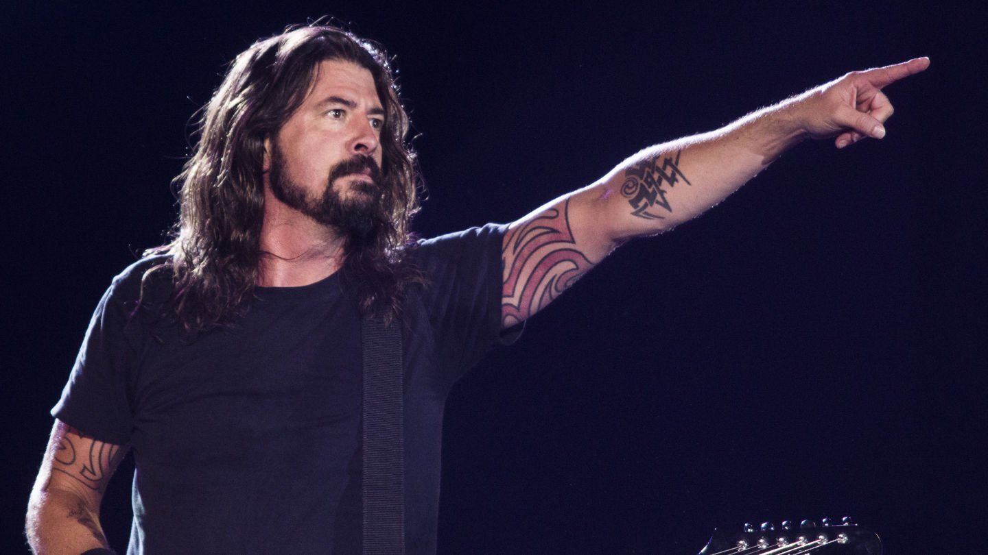 Дэйв Грол (FOO FIGHTERS) перенес операцию на левой руке